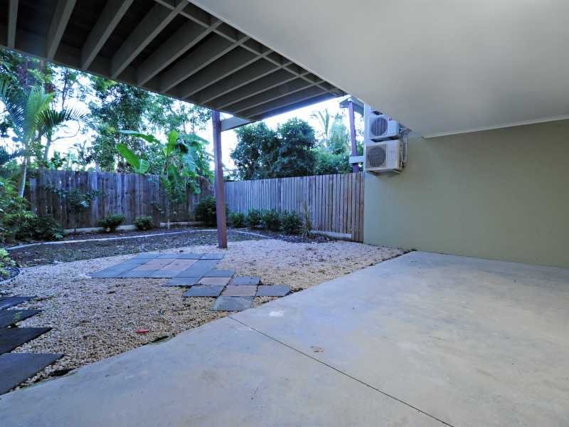 2/21 Shute Harbour Road CANNONVALE 4