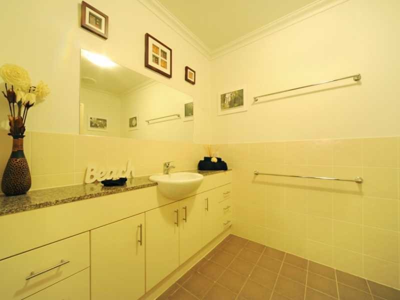 2/21 Shute Harbour Road CANNONVALE 3