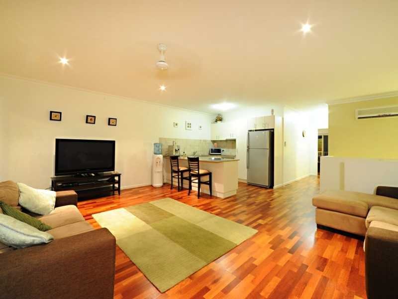 2/21 Shute Harbour Road CANNONVALE 1