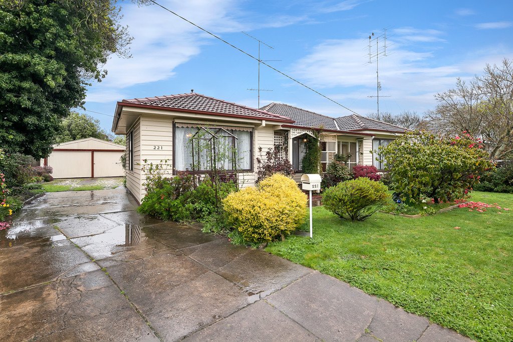 221 Winter Street DELACOMBE 1