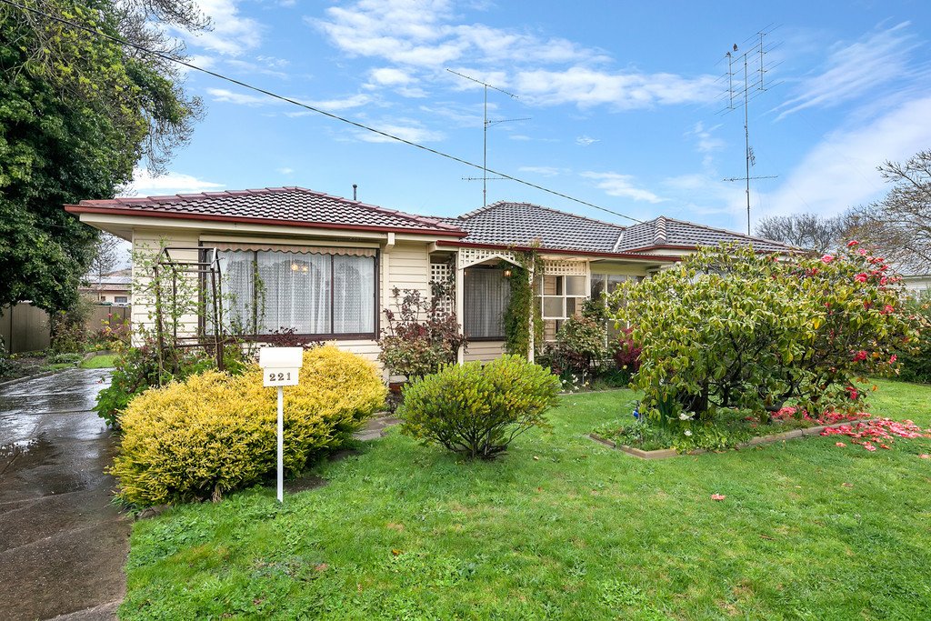 221 Winter Street DELACOMBE 2