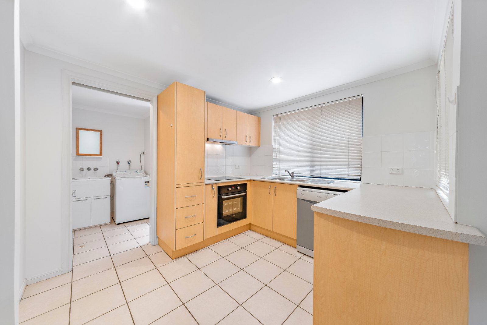 22/16 Beach Road CANNONVALE 9