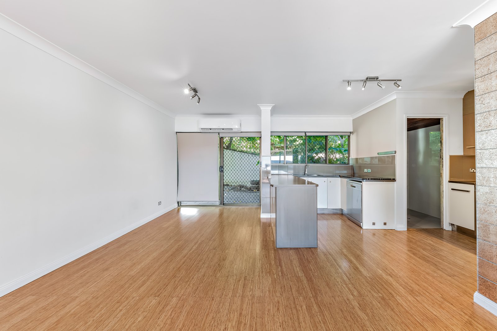 22/2 Eshelby Drive CANNONVALE 2