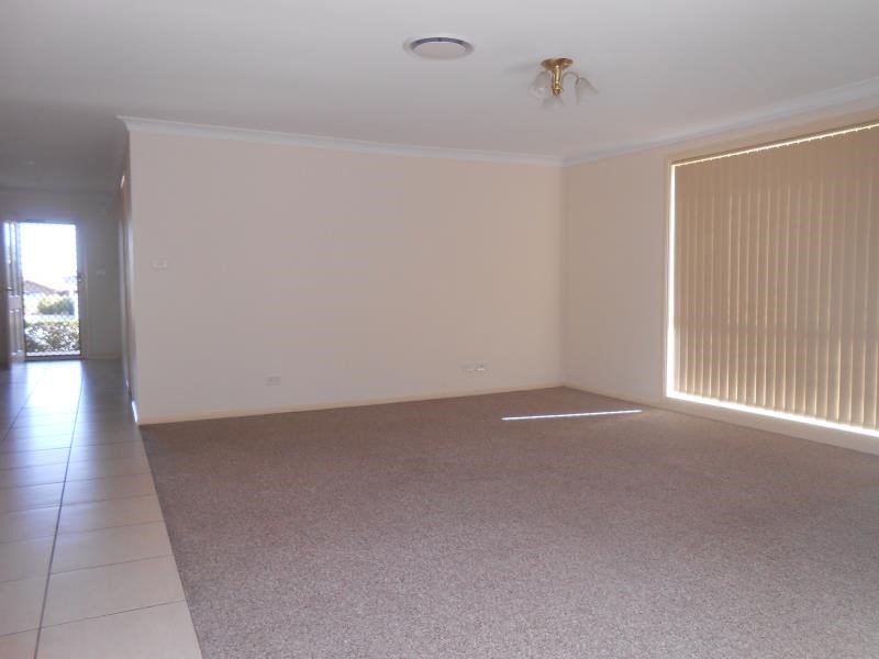 2/22 Piper Street TAMWORTH 6