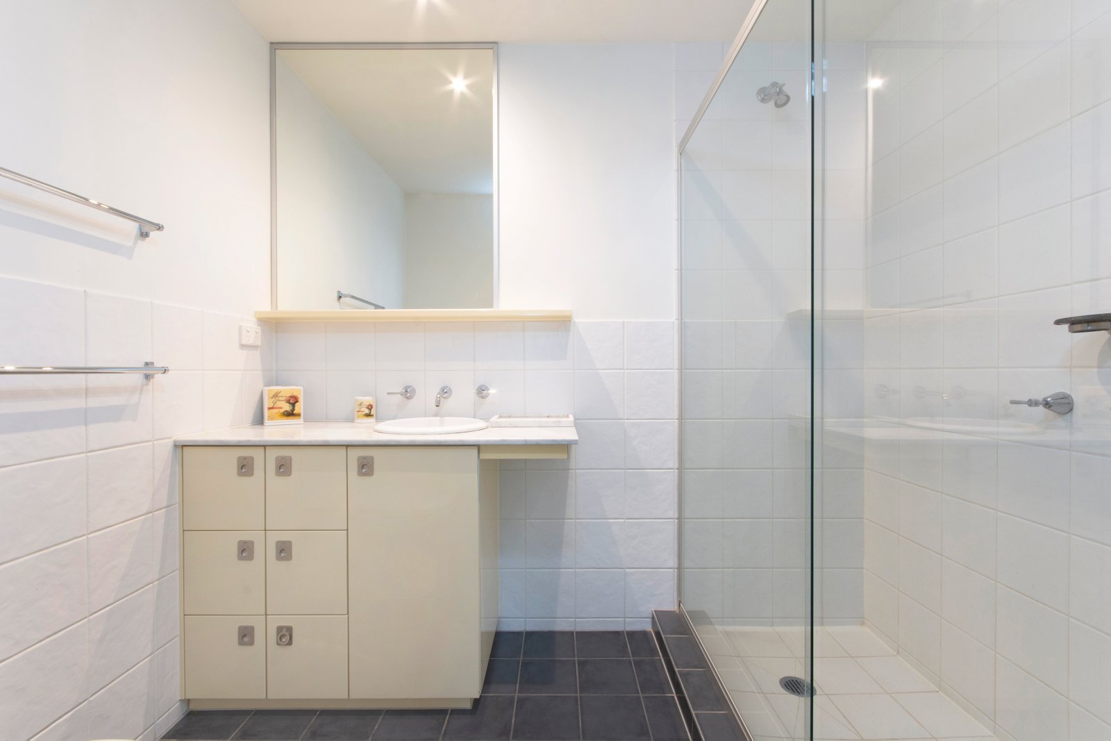 Gallery: 2/2205 Yarra Street