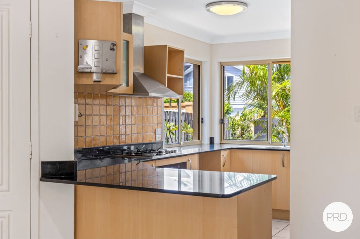 2/23 Mason Street SOUTHPORT 4