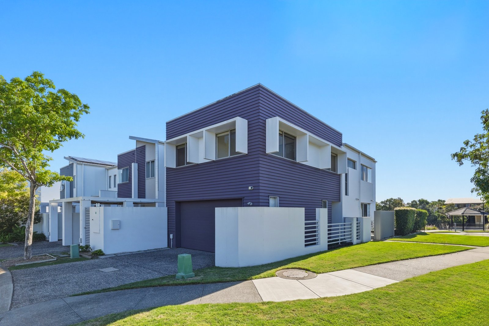 22/31 Port Peyra Crescent VARSITY LAKES 27