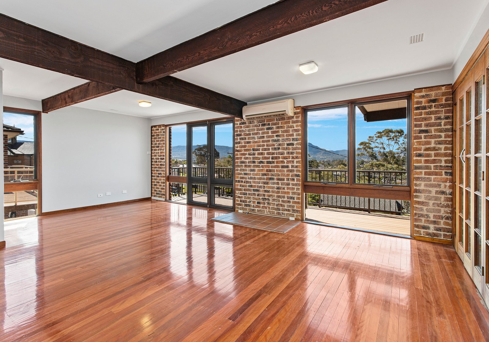 2/23a Wybalena Avenue KOONAWARRA 6