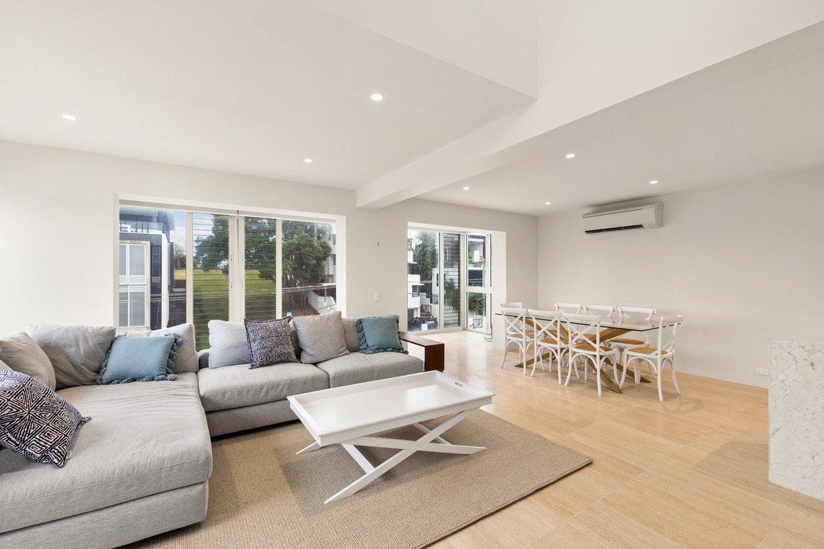 2/24 Brakes Crescent MIAMI 10