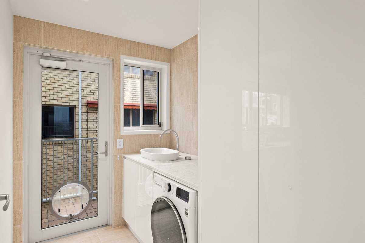 2/24 Brakes Crescent MIAMI 24