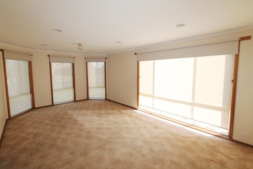 2/24 Jasmine Drive DELACOMBE 2