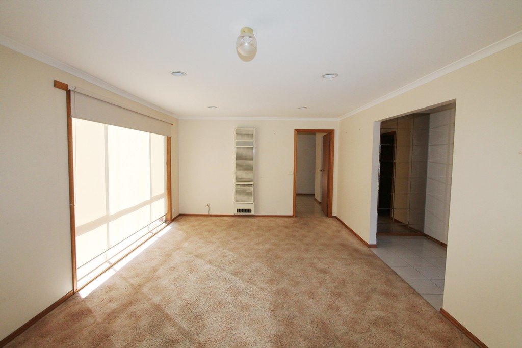 2/24 Jasmine Drive DELACOMBE 3