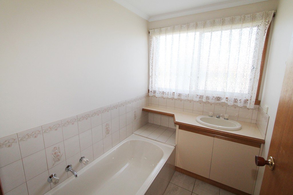 2/24 Jasmine Drive DELACOMBE 8