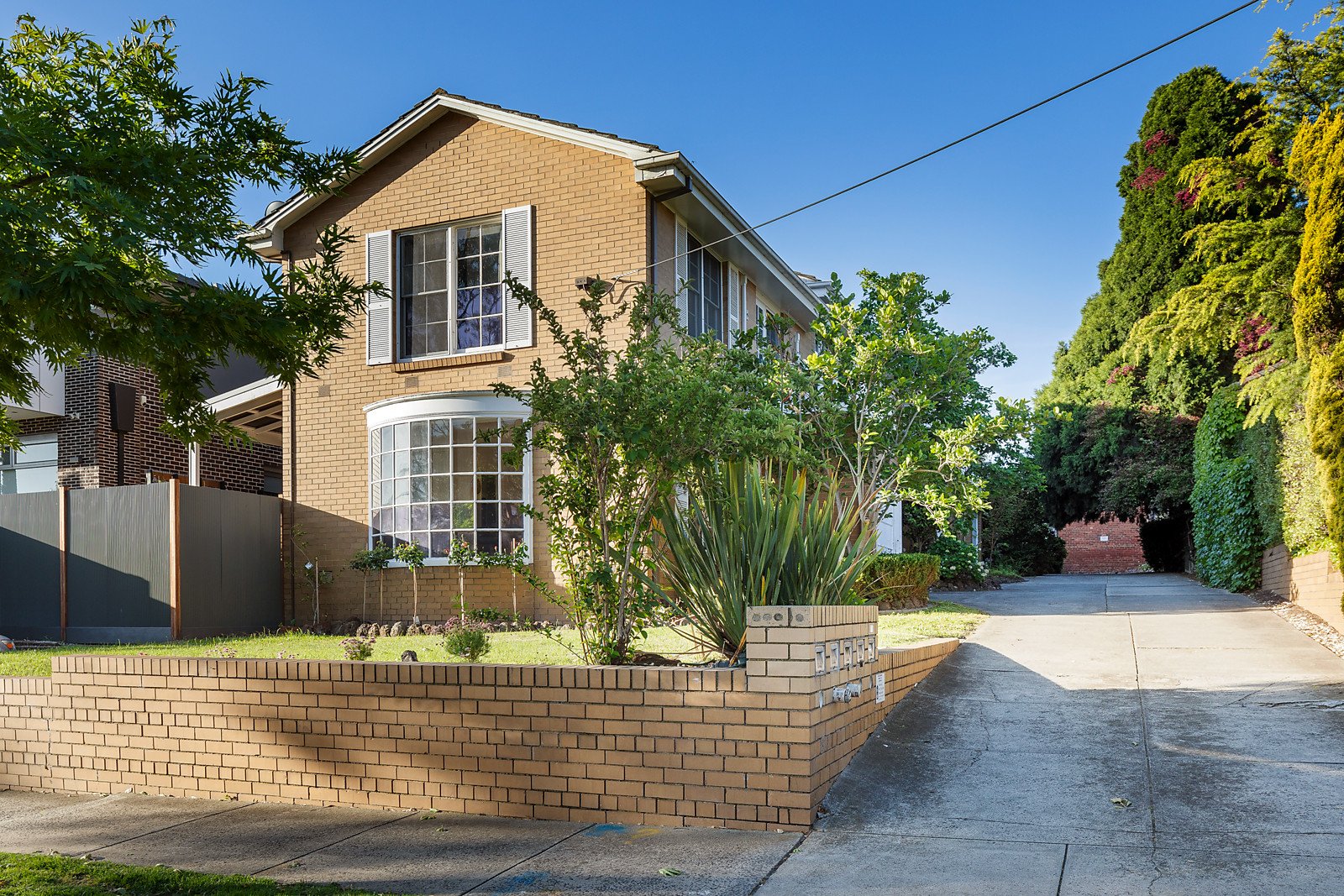2/242 Woodland Street, Strathmore VIC 3041