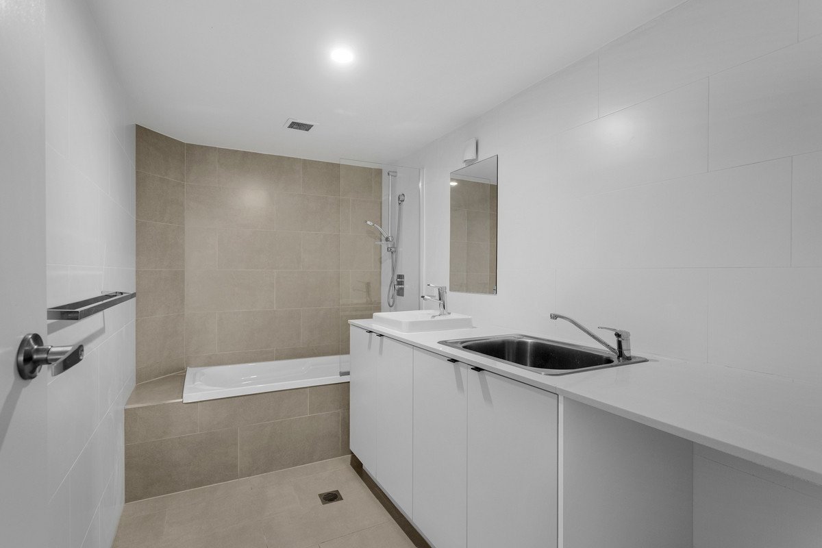 2/246 Jefferson Lane Palm Beach 12