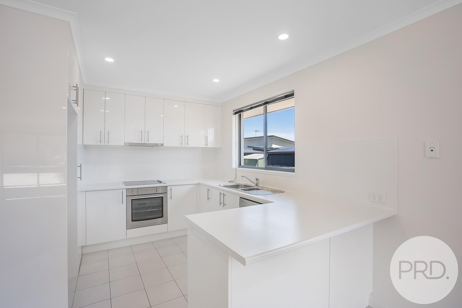 2/25 Cavenor Drive OAKDOWNS 3