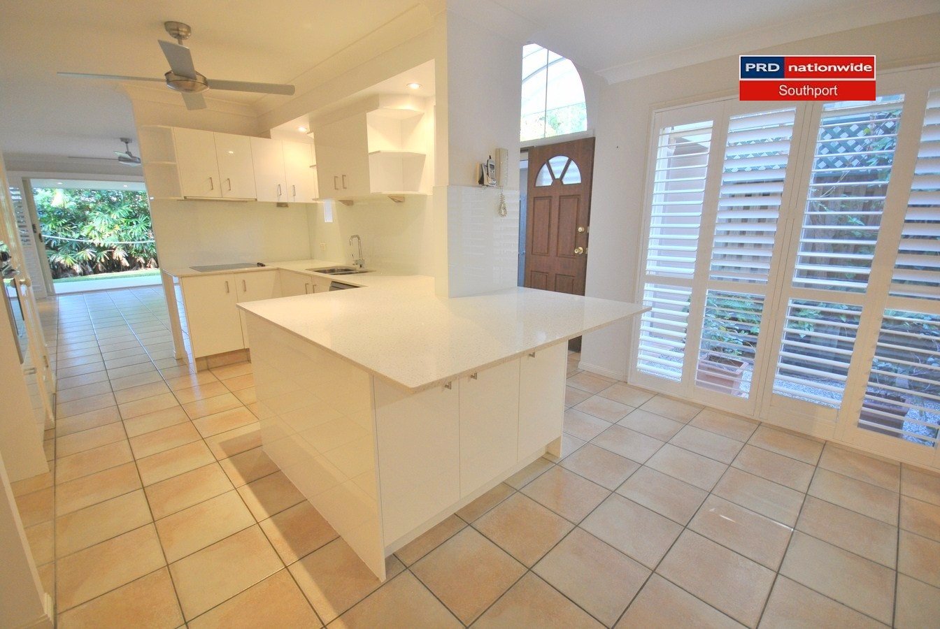 2/25 Charlton Street SOUTHPORT 1