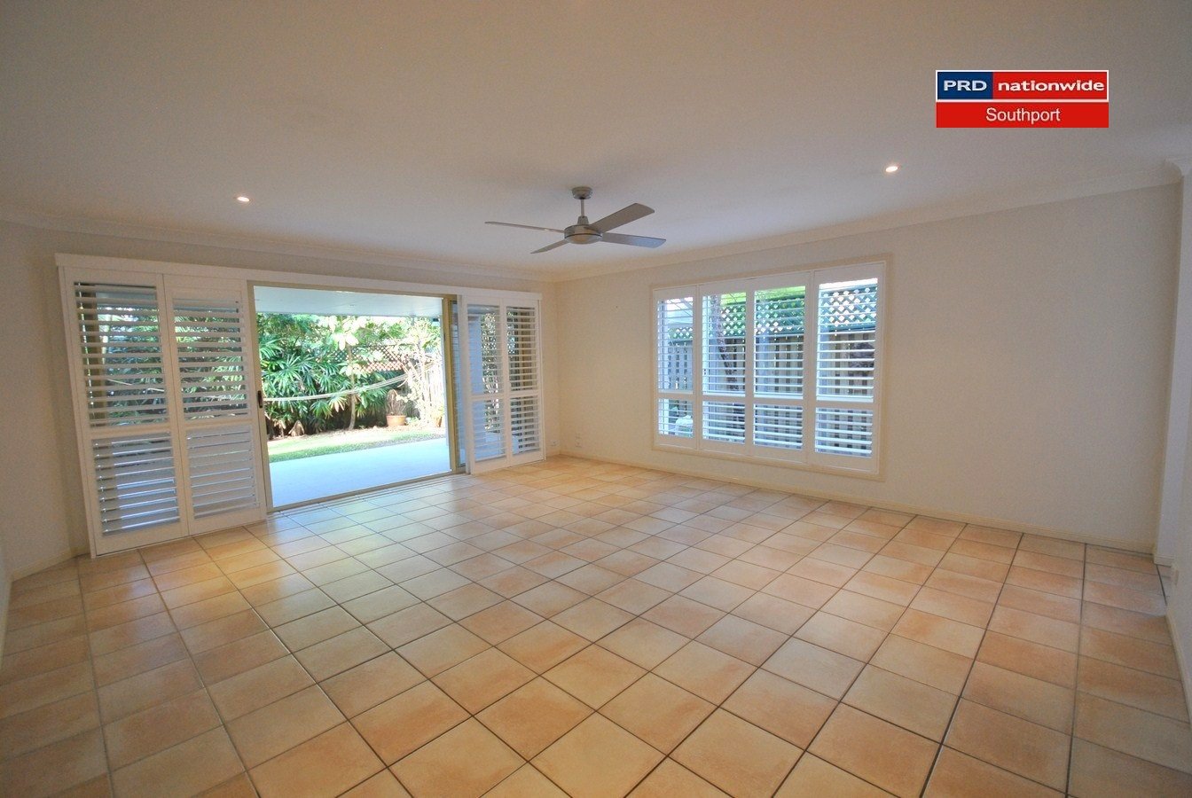 2/25 Charlton Street SOUTHPORT 2