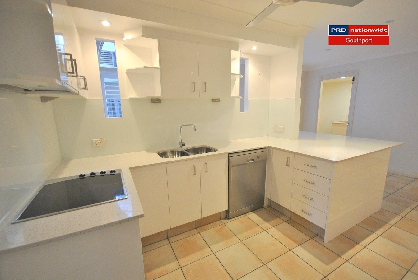 2/25 Charlton Street SOUTHPORT 4