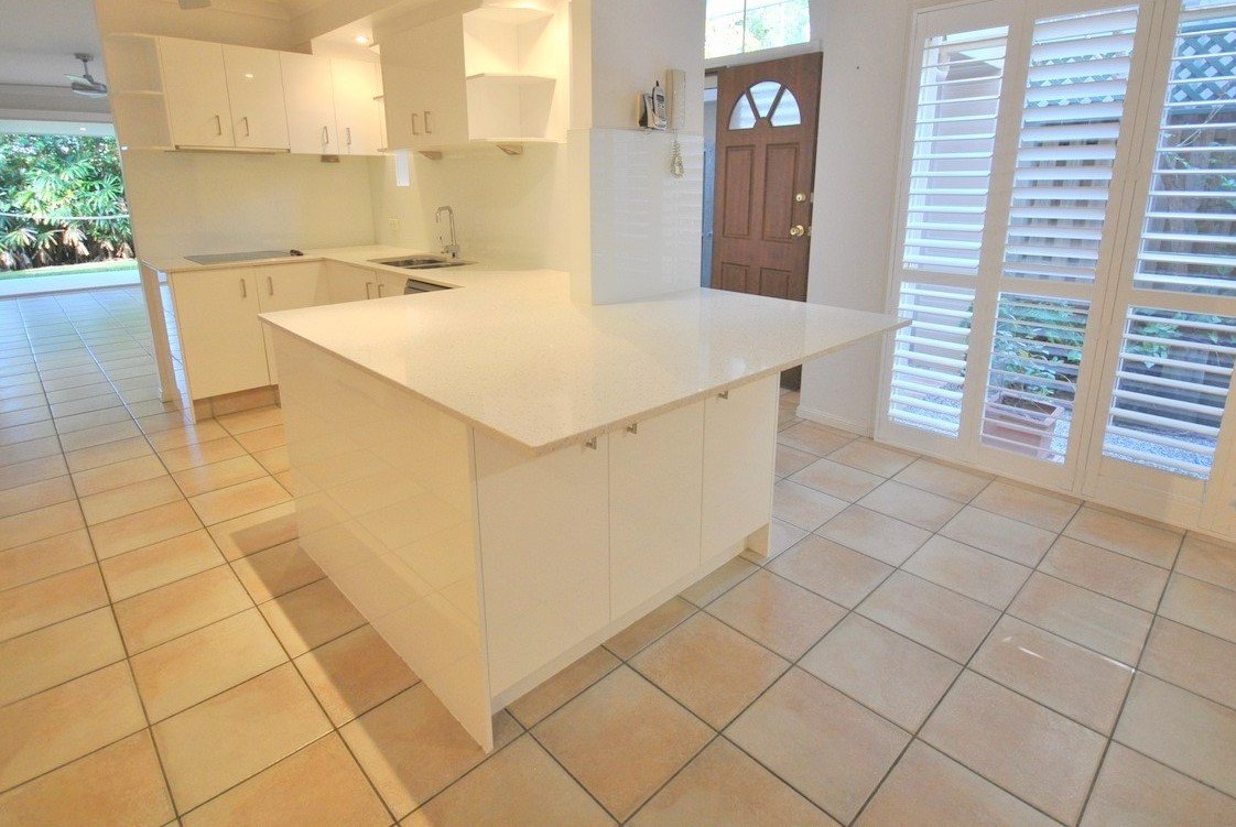 2/25 Charlton Street SOUTHPORT 1