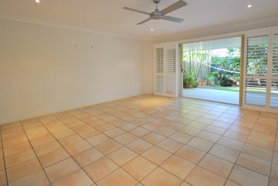 2/25 Charlton Street SOUTHPORT 2