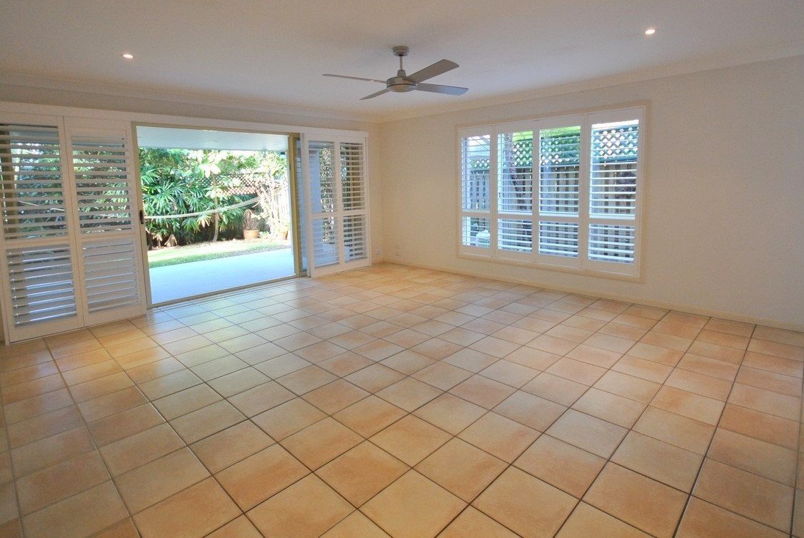 2/25 Charlton Street SOUTHPORT 3