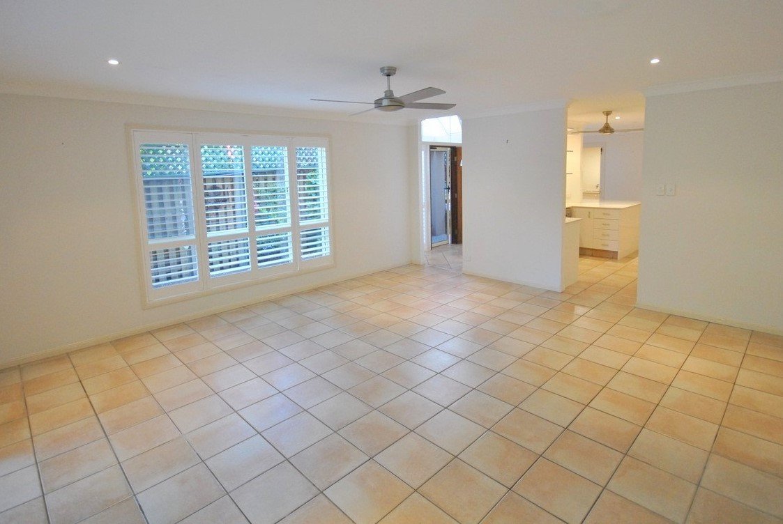 2/25 Charlton Street SOUTHPORT 4