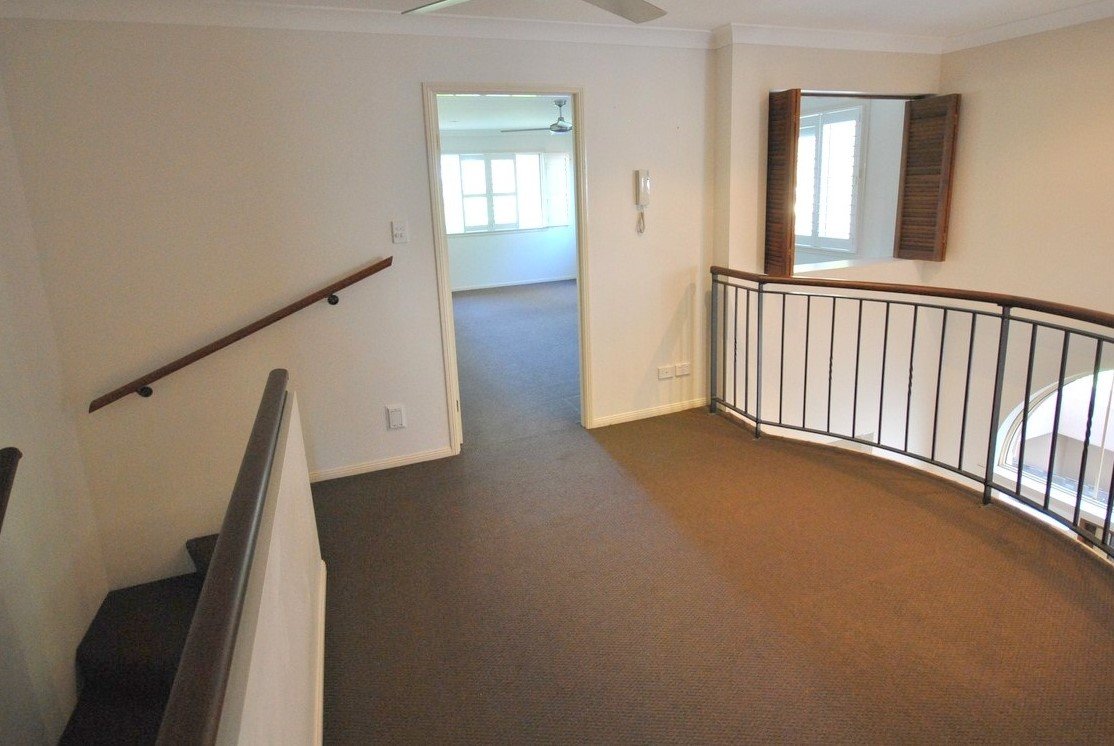 2/25 Charlton Street SOUTHPORT 19