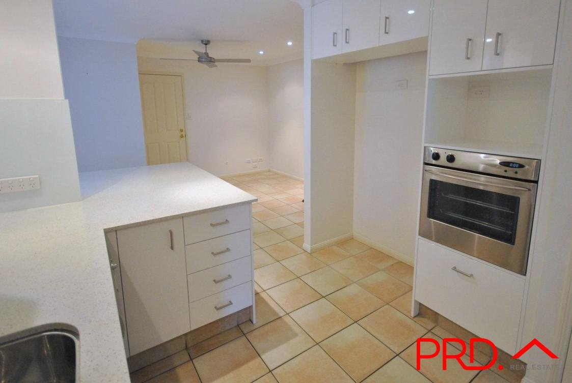 2/25 Charlton Street SOUTHPORT 2