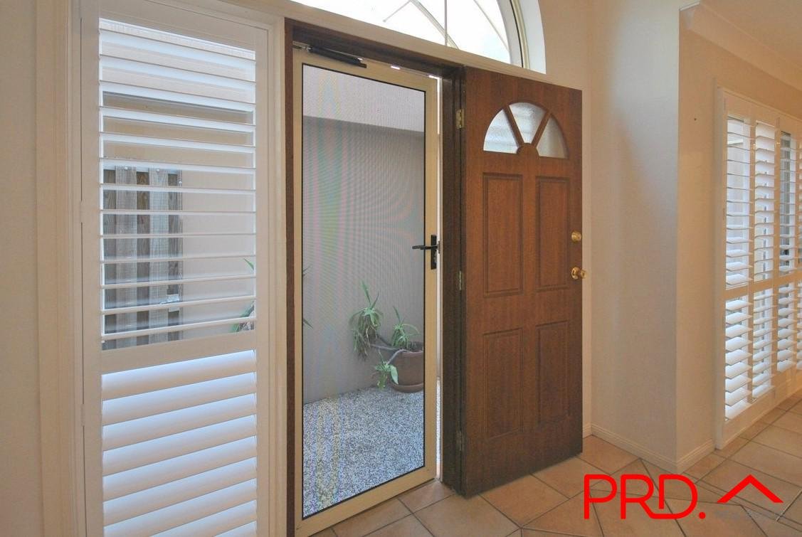 2/25 Charlton Street SOUTHPORT 9