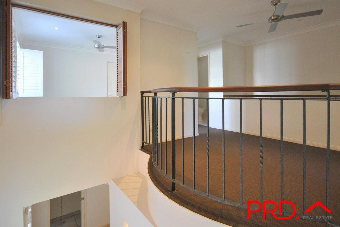 2/25 Charlton Street SOUTHPORT 18