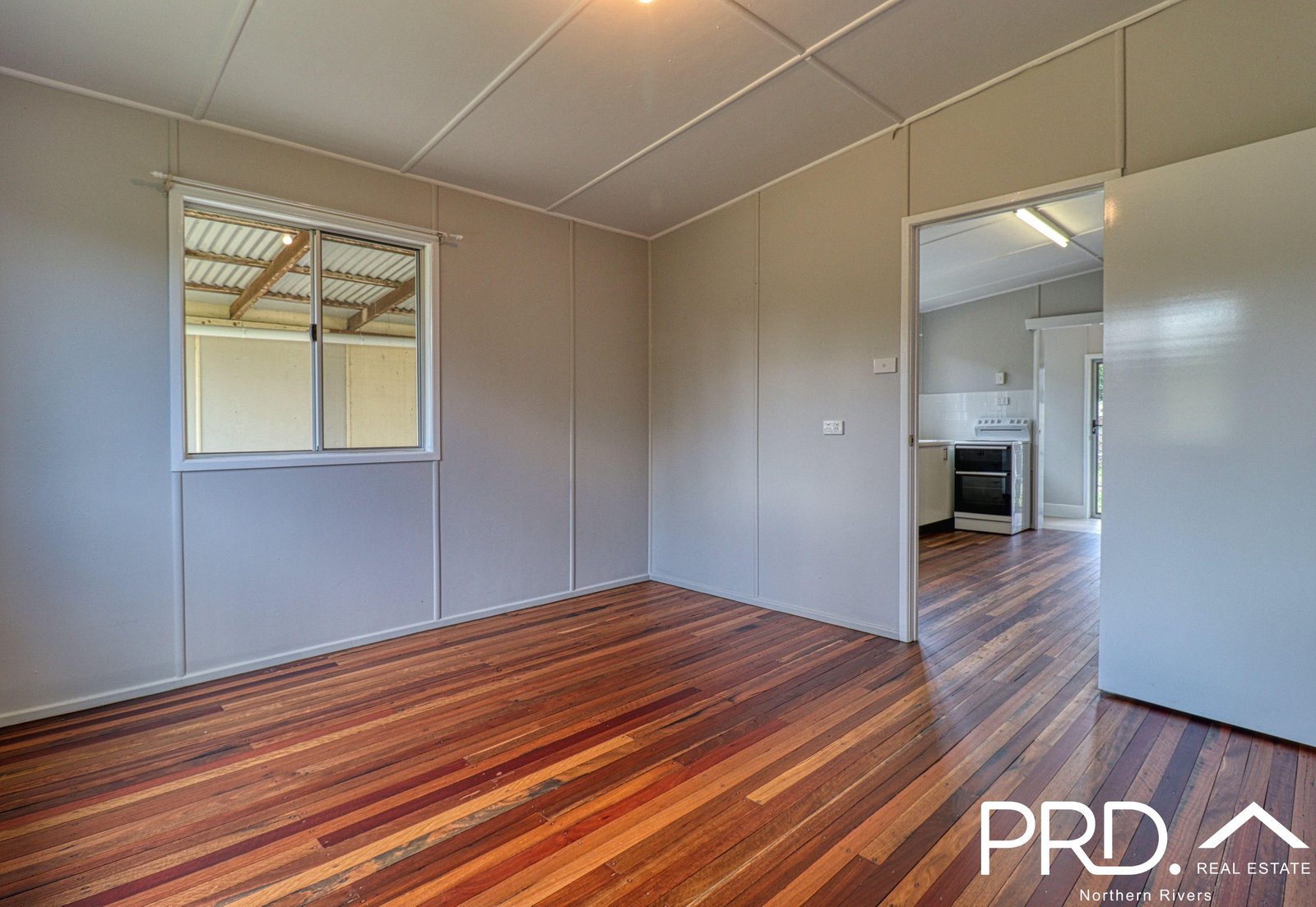 2/25 East Street CASINO 8