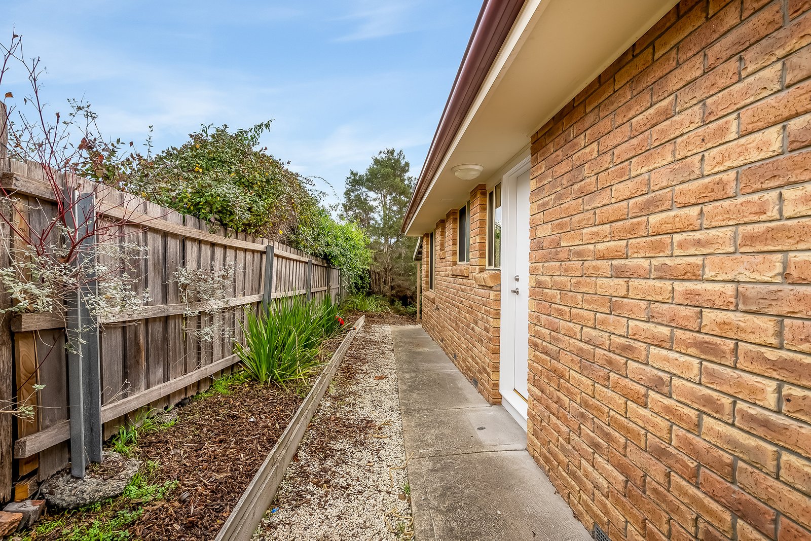 2/25 Thornbill Street KINGSTON 12