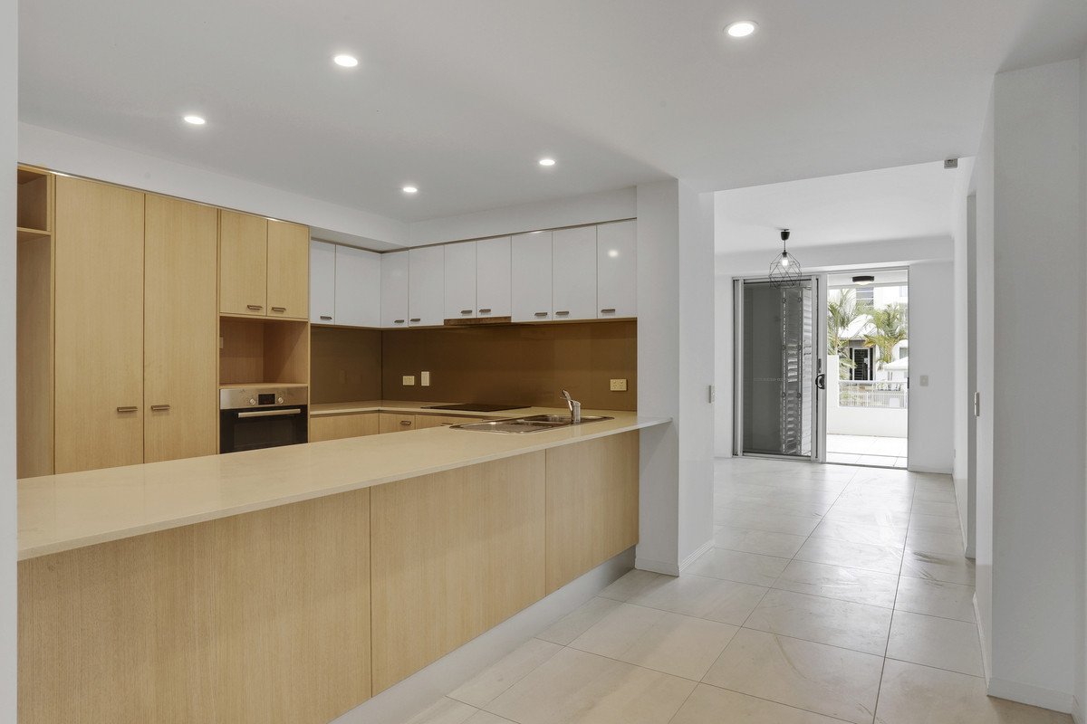 2/253 Varsity Parade VARSITY LAKES 3