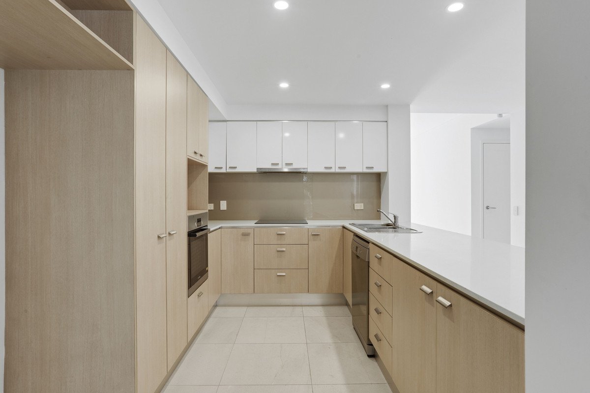 2/253 Varsity Parade VARSITY LAKES 4