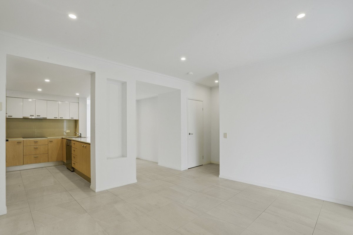 2/253 Varsity Parade VARSITY LAKES 5