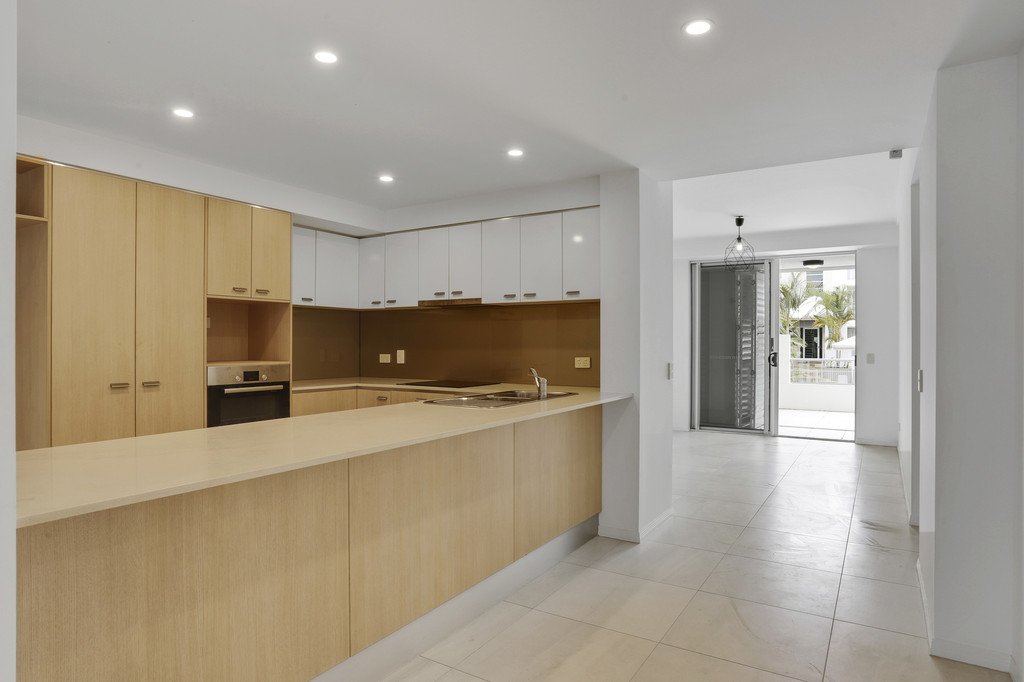 2/253 Varsity Parade VARSITY LAKES 3