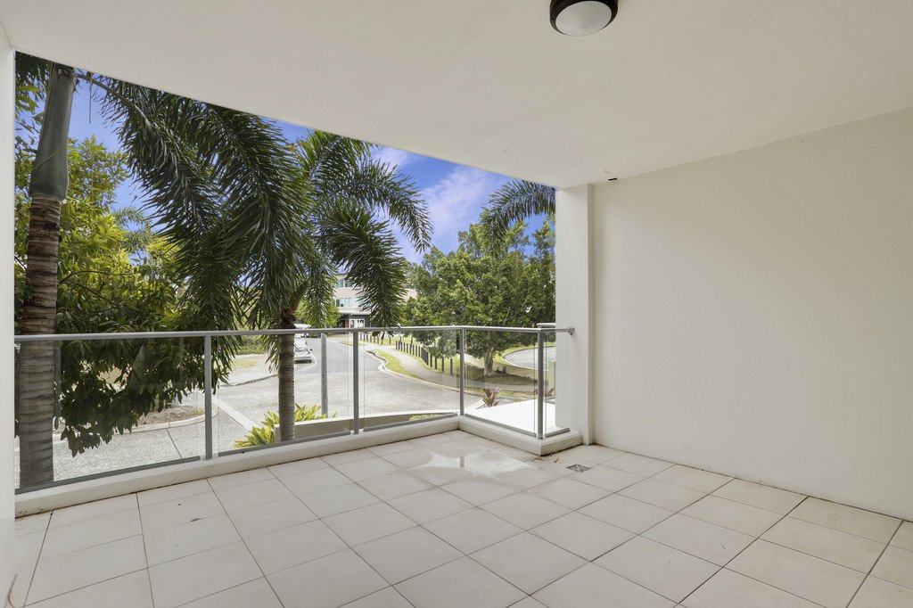 2/253 Varsity Parade VARSITY LAKES 8