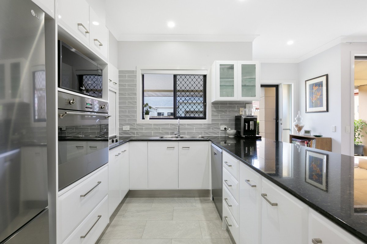 2/27-33 Beachcomber Court Burleigh Waters 3