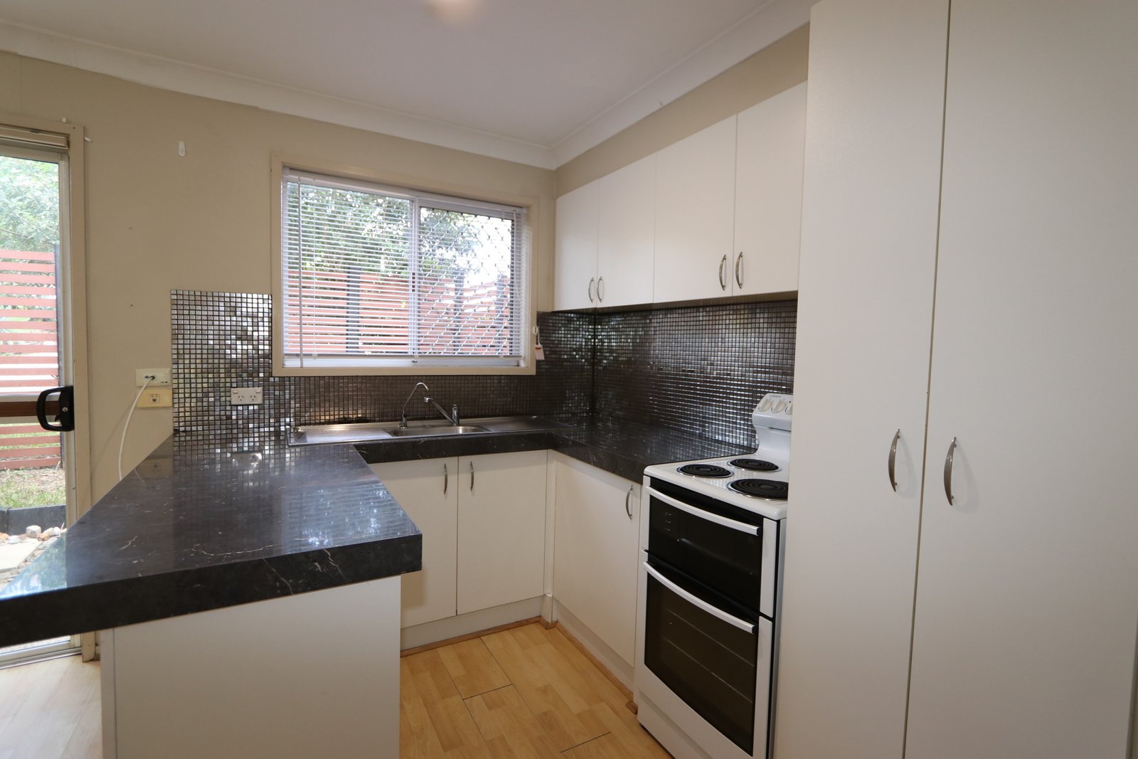2/27 Corunna Crescent ASHMORE 3