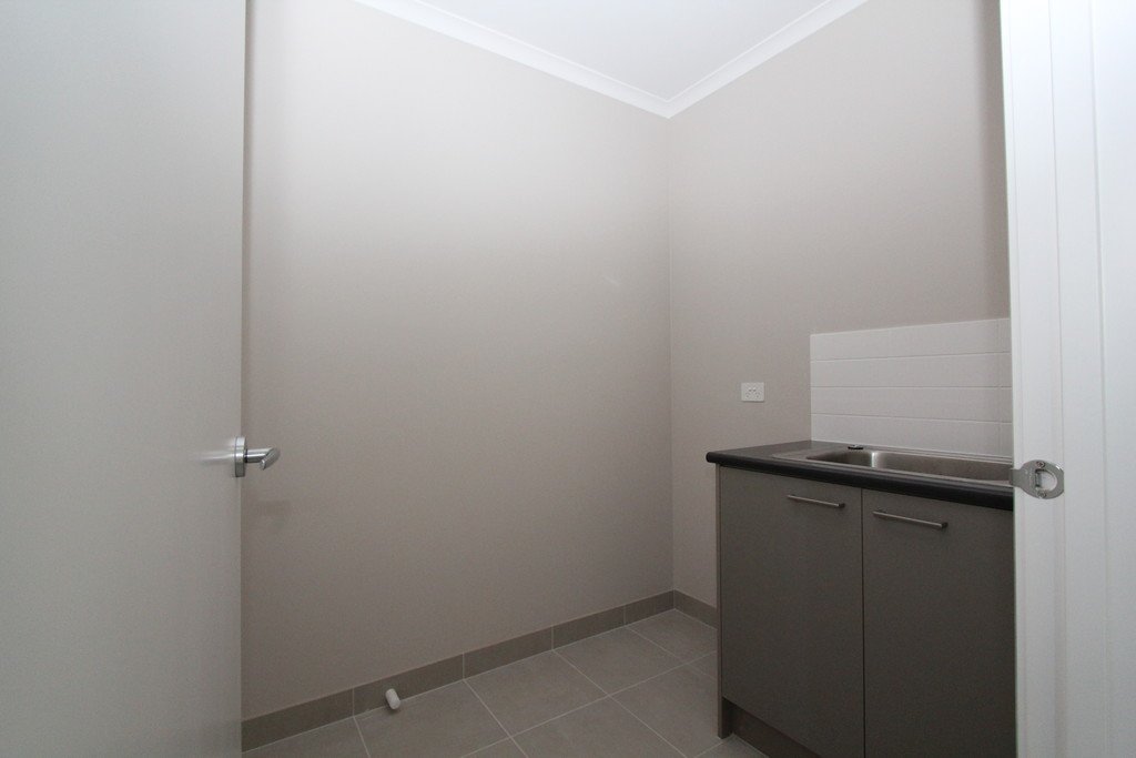 2/27 Water Street BROWN HILL 7