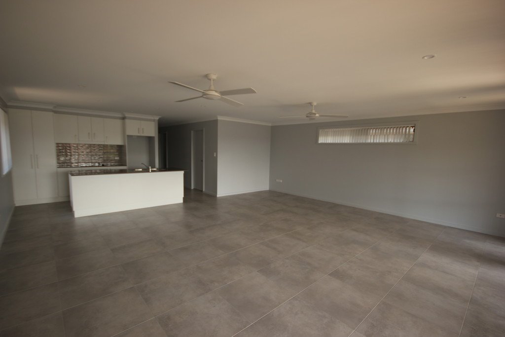 2/28 Fairwinds Avenue LAKEWOOD 3