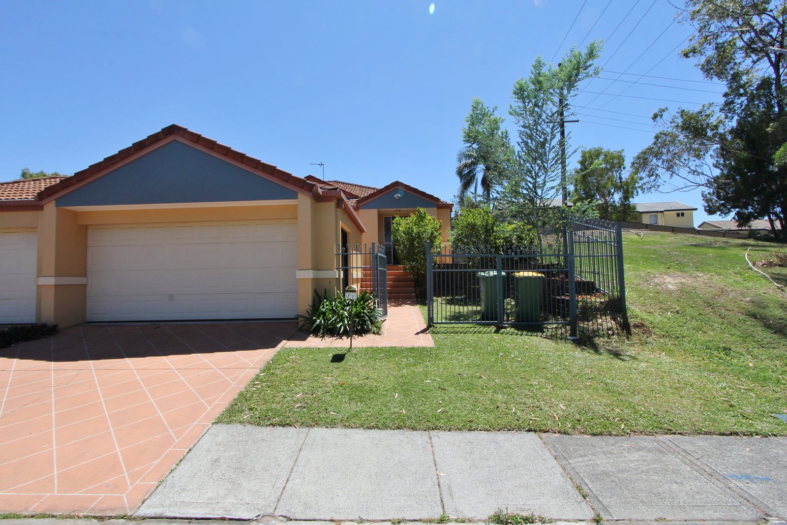 2/281 Cotlew Street West ASHMORE 1