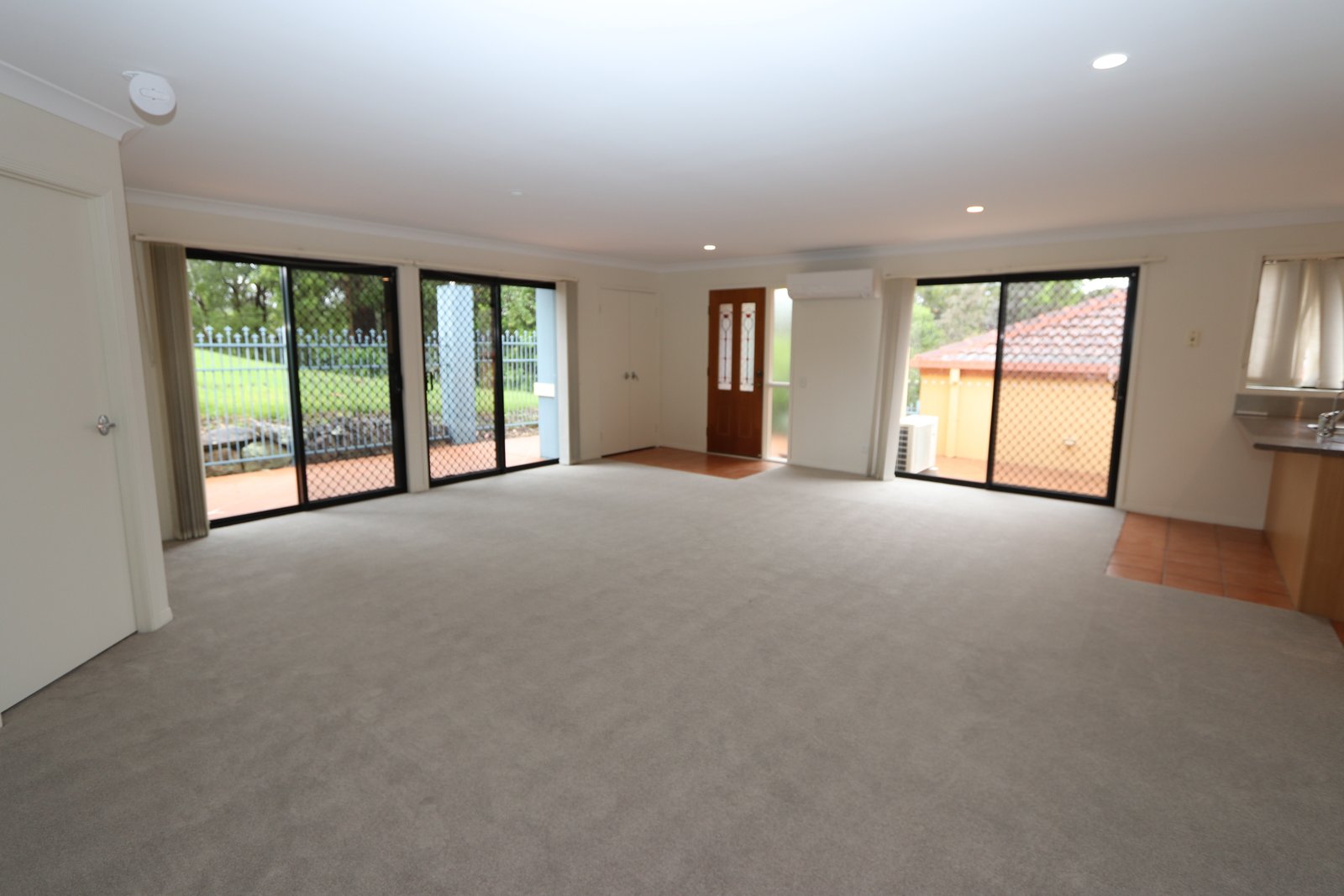 2/281 Cotlew Street West ASHMORE 3