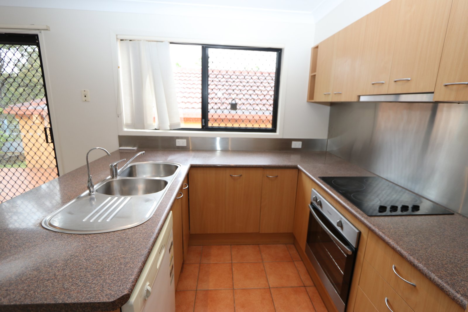 2/281 Cotlew Street West ASHMORE 7