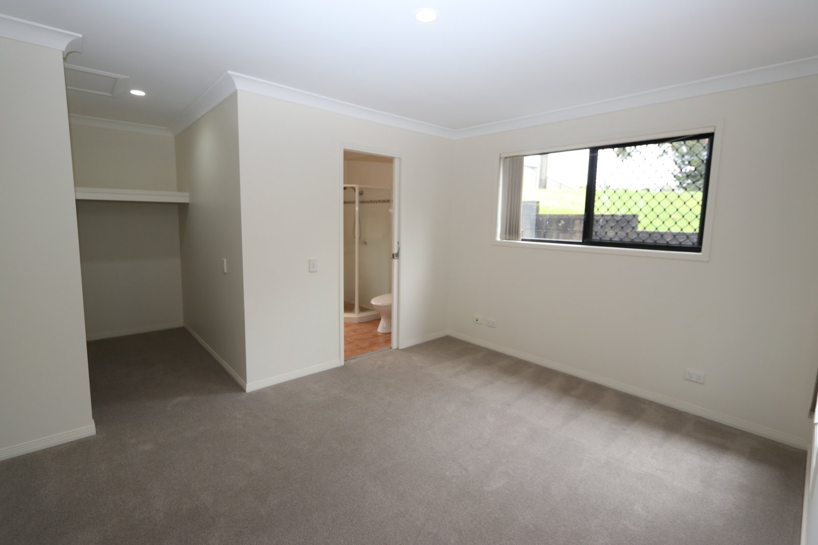 2/281 Cotlew Street West ASHMORE 14
