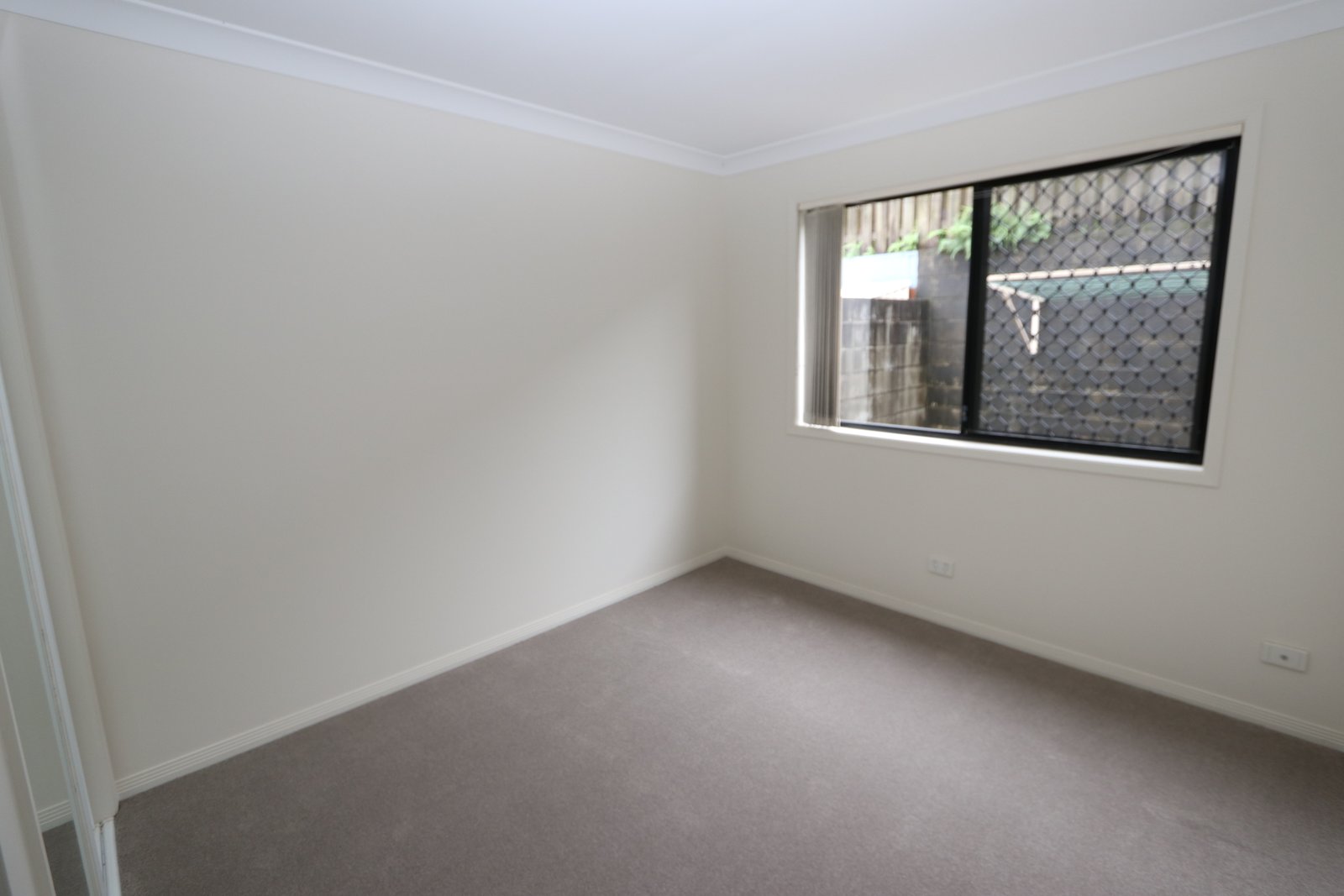 2/281 Cotlew Street West ASHMORE 11
