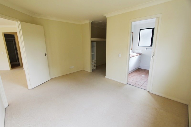 2/281 Cotlew Street West  ASHMORE 5