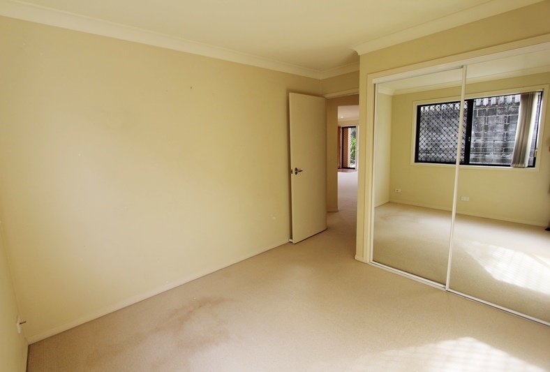 2/281 Cotlew Street West  ASHMORE 9