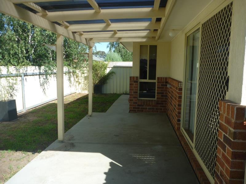 2/29 Lansdowne Avenue LAKE ALBERT 2